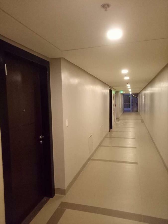 Eighty One Newport Boulevard Манила Экстерьер фото