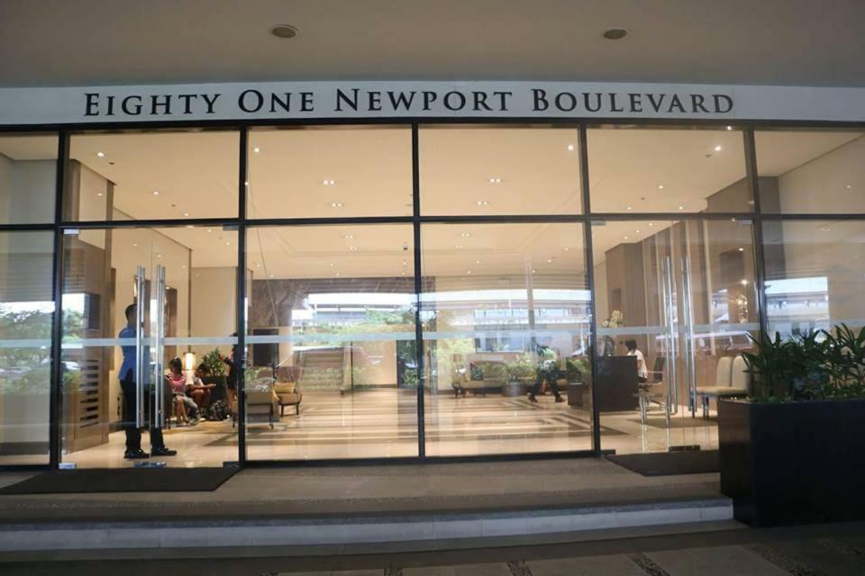 Eighty One Newport Boulevard Манила Экстерьер фото