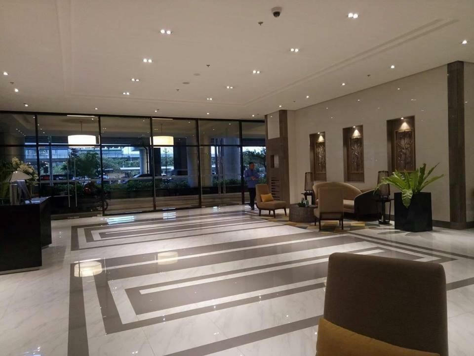 Eighty One Newport Boulevard Манила Экстерьер фото