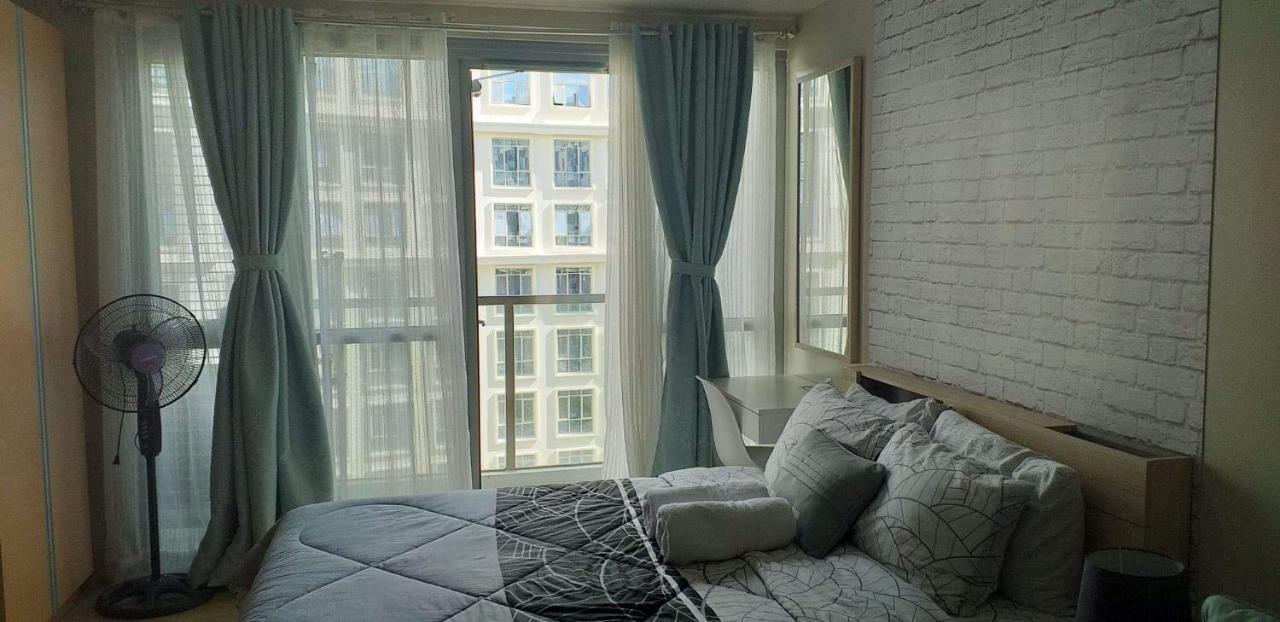 Eighty One Newport Boulevard Манила Экстерьер фото