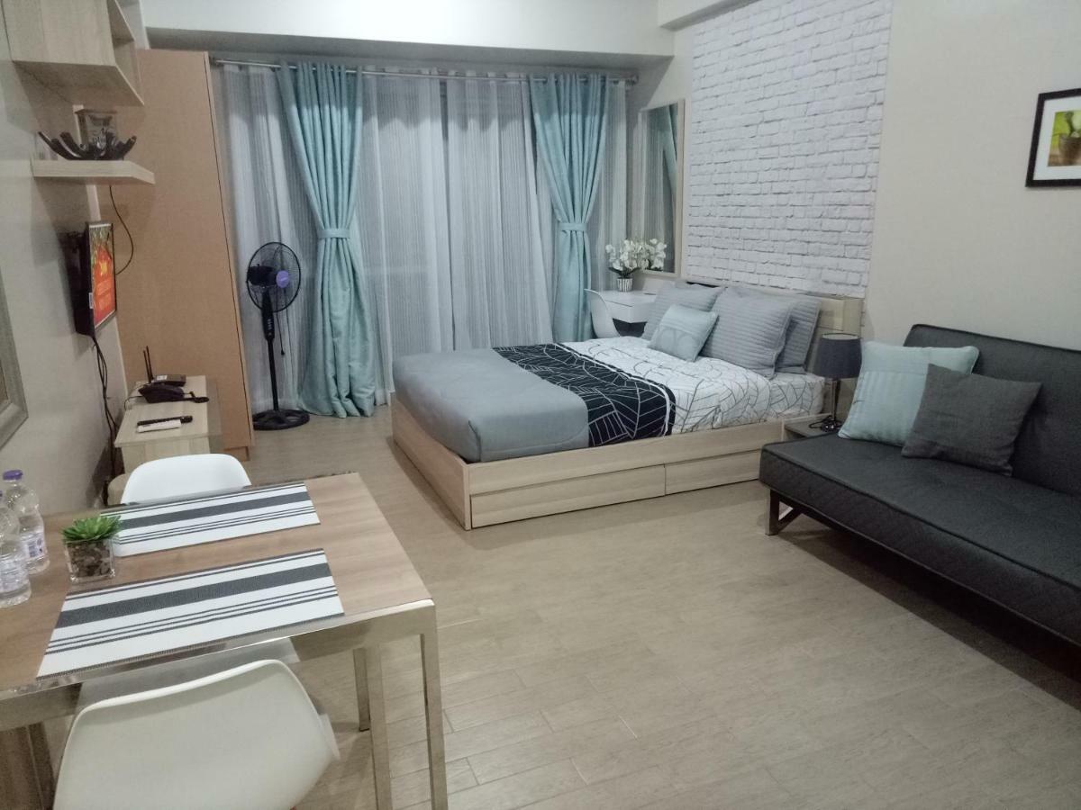 Eighty One Newport Boulevard Манила Экстерьер фото