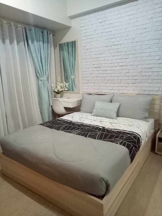 Eighty One Newport Boulevard Манила Экстерьер фото