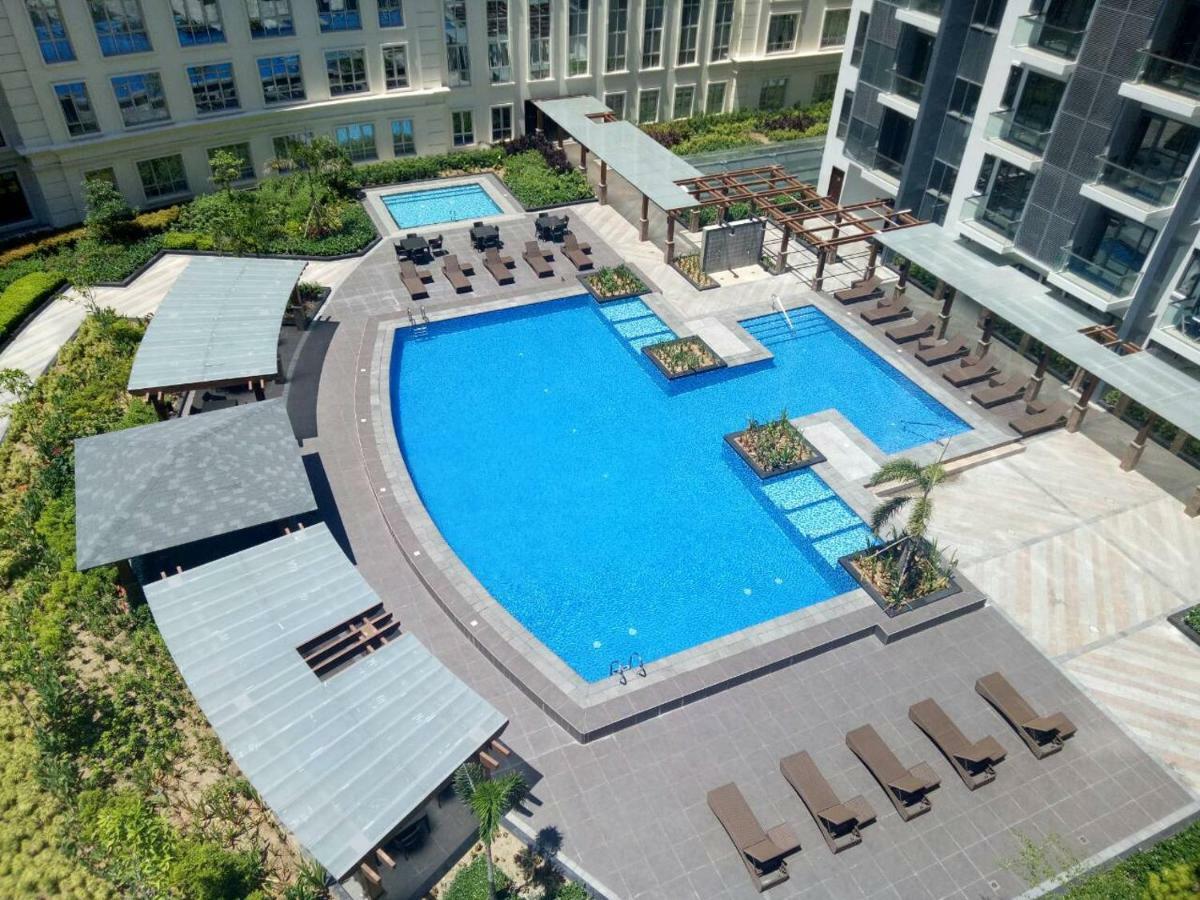 Eighty One Newport Boulevard Манила Экстерьер фото