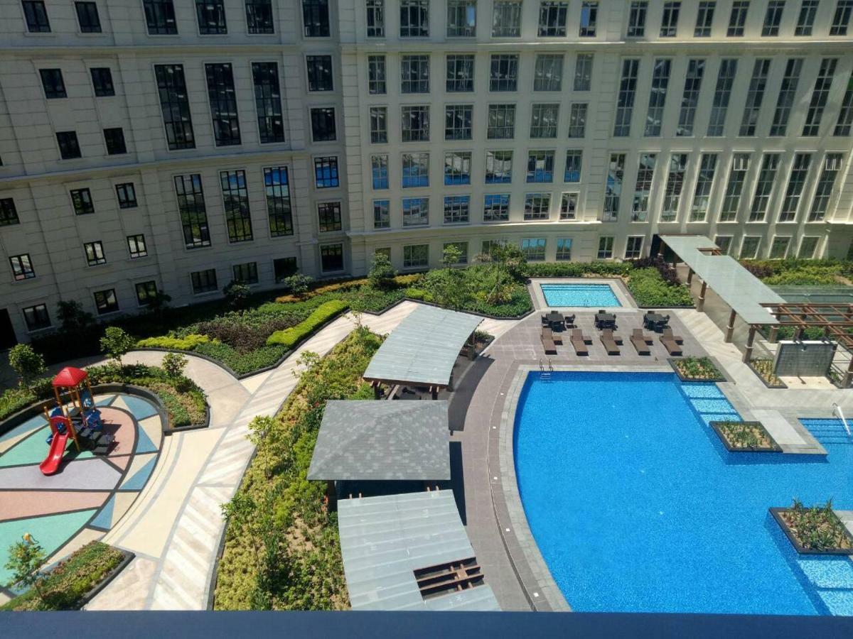 Eighty One Newport Boulevard Манила Экстерьер фото